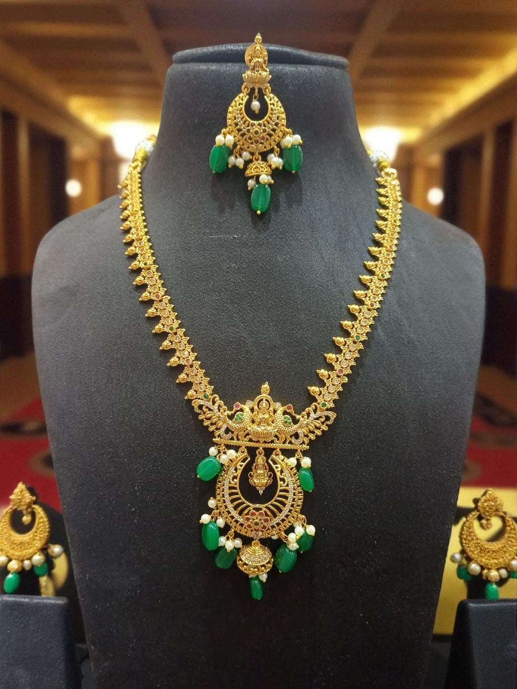 This is a traditional South Indian–style antique gold necklace set featuring intricate temple-inspired craftsmanship.